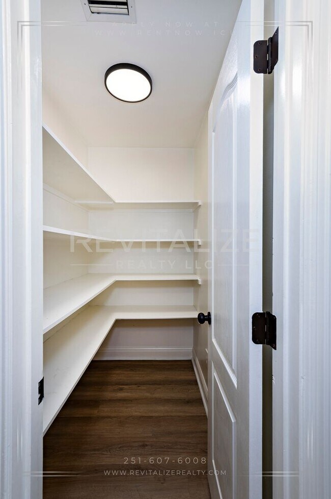 Building Photo - Beautifully Remodeled 4 Bed / 2 Bath Home near Airport Blvd