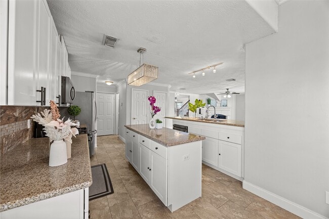 Building Photo - 14942 Gray Ridge Dr