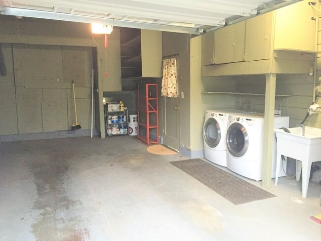 Building Photo - Spacious Mt Scott 3 bedroom house- Fenced backyard- Garage- W/D