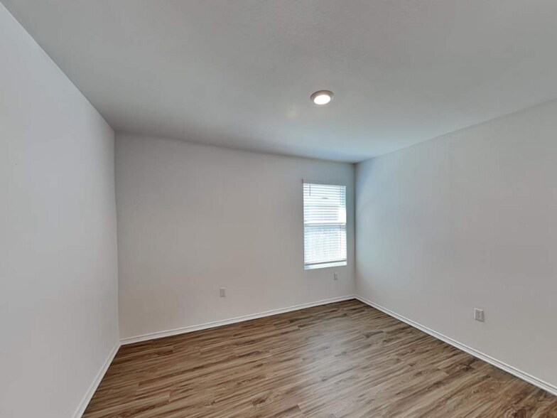 Building Photo - 10500 Steinbeck Dr