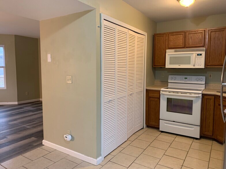 Building Photo - 403 Frank St