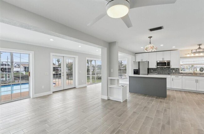 Building Photo - 8706 Elmwood Ln