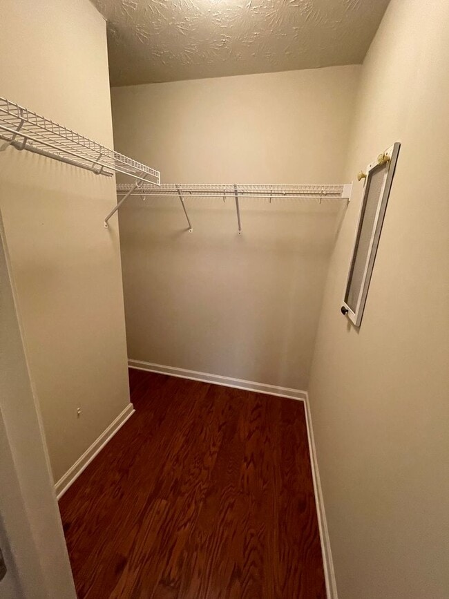 Building Photo - 4 bedrm, 3 bath, garage, pool, tennis cour...