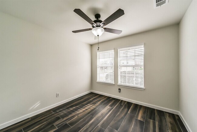 Building Photo - 2511 Pine Cone Dr