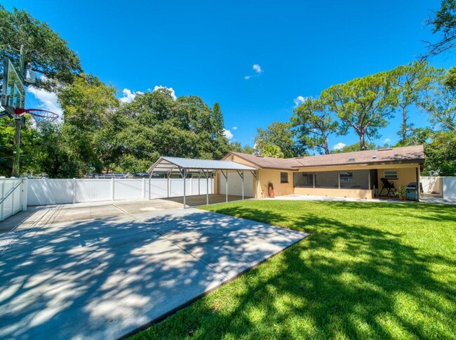 Building Photo - Updated 2/2/1 Home in Northeast St. Petersburg!