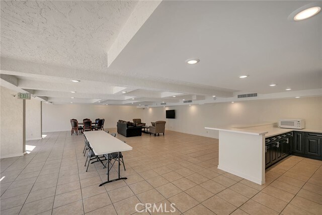 Building Photo - 21650 Burbank Blvd