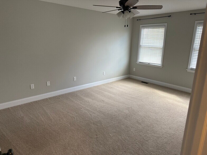 Building Photo - 125 Fieldstone Dr