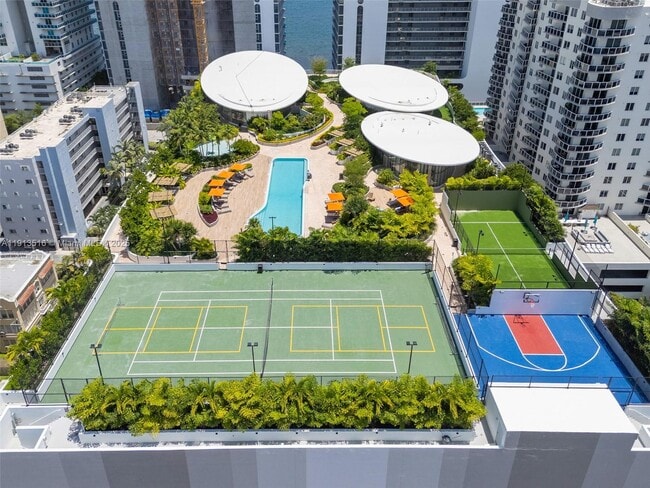 Building Photo - 700 NE 24th St