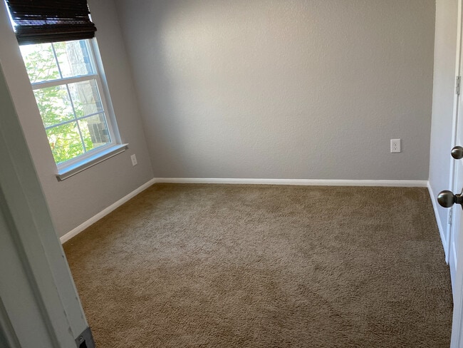 Building Photo - Room in House on Tilmon Ln