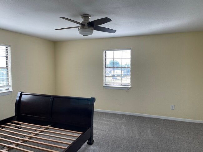 Building Photo - 15500 University Dr