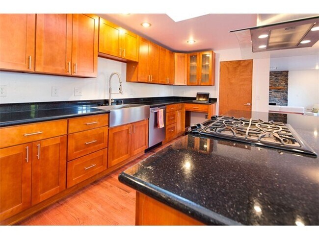 Building Photo - Incredible 3 Bed 2 Bath Madrona Home for L...