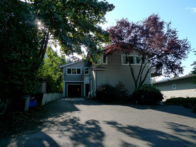 Building Photo - 2 Bedroom Duplex For Rent In Hood River