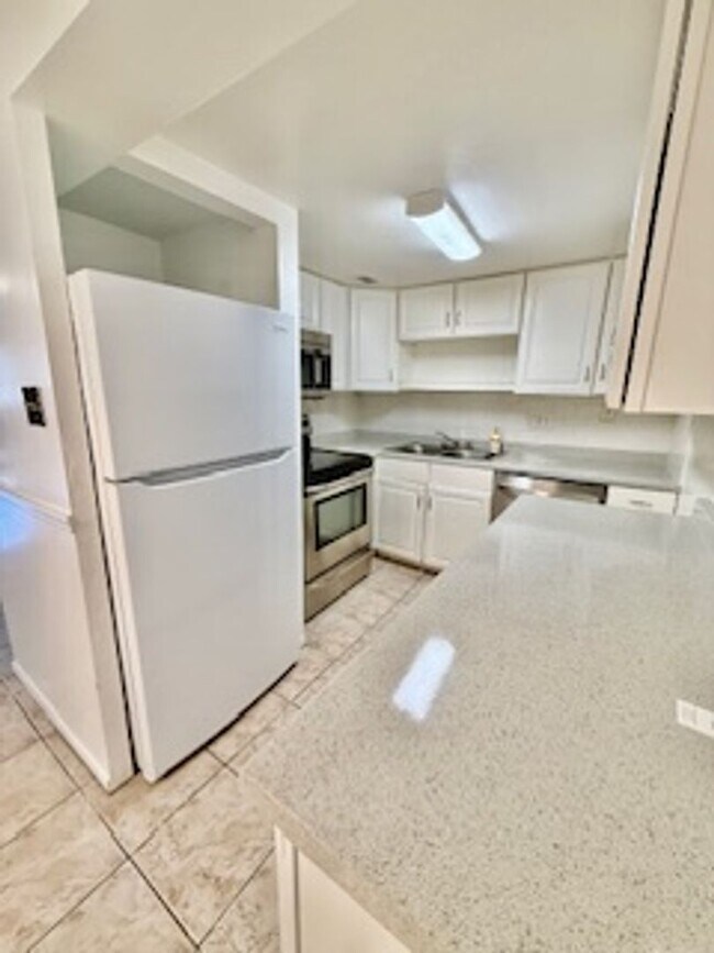 Building Photo - Charming 3-Bedroom, 2-Bathroom Condo in De...