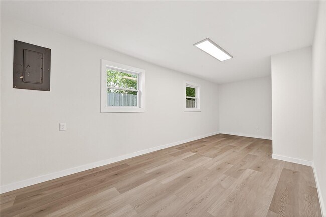 Building Photo - 815 Brooks Ave