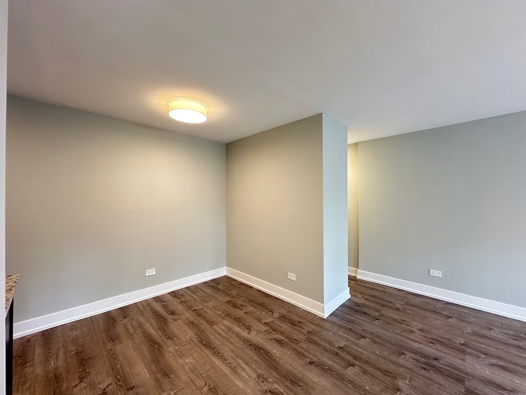 Building Photo - 448 W Barry