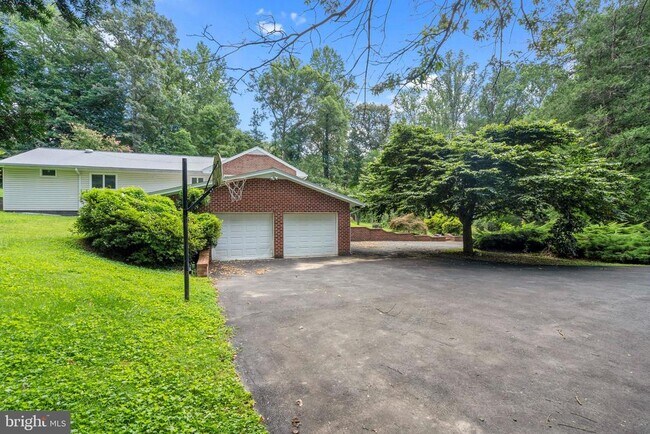 Building Photo - 5135 Summit Dr