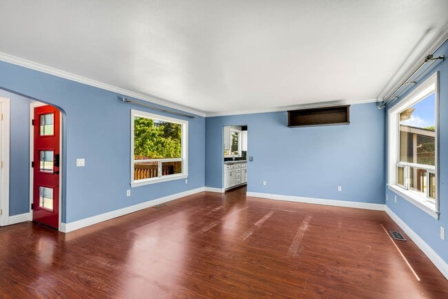 Building Photo - Charming 3 Bedroom Home on Expansive Lot – Ideal Location!