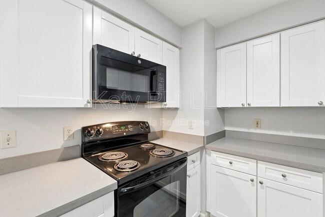 Building Photo - 1005 E 8th St