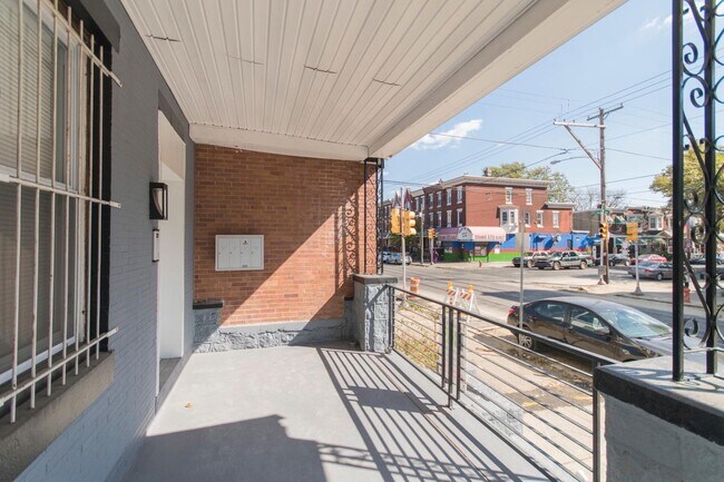 Building Photo - Modern & Renovated apartment with in-unit washer & dryer