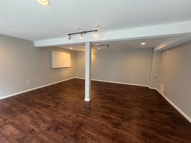 Building Photo - 102 E 5th St