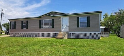Building Photo - **FIRST MONTHS RENT FREE ** 3 Bedroom Wate...