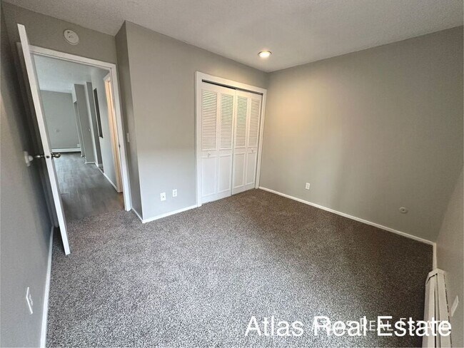 Building Photo - In Unit Washer/Dryer?! Private Patio?!