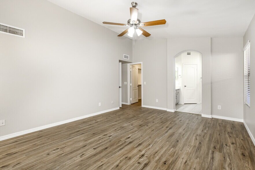 Building Photo - 6525 W Behrend Dr