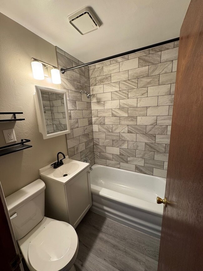 Building Photo - Two Bedroom One Bathroom Home in Machesney...