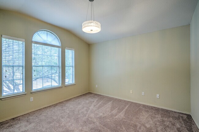 Building Photo - 807 Settlement St