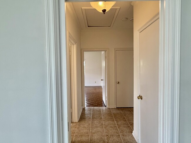 Building Photo - 206 Russlyn Dr