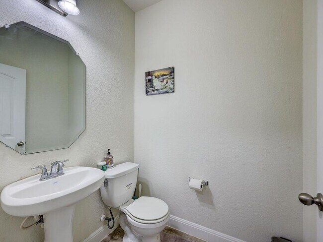 Building Photo - 4312 Privacy Hedge St