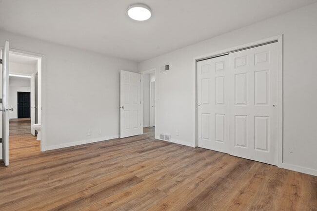 Building Photo - 2311 W Oakwood Rd