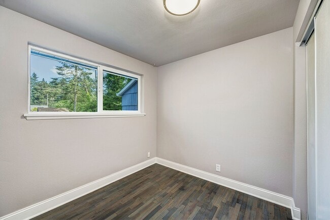 Building Photo - Shoreline Rambler