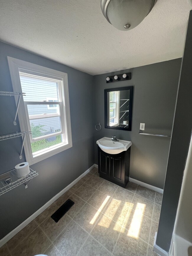 Building Photo - 607 Samantha Ave