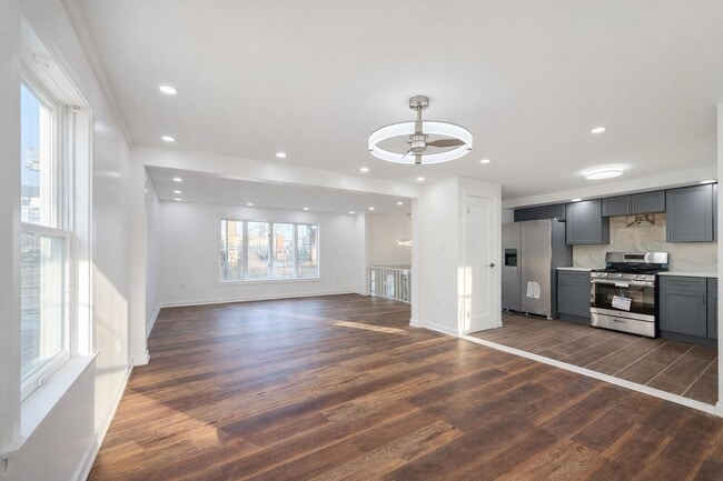 Building Photo - 87 Merseles St