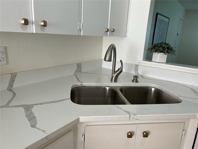 Building Photo - 314 W William Cannon Dr