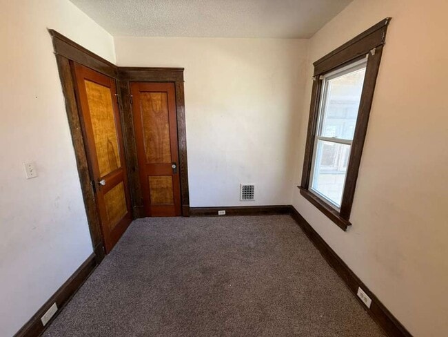 Building Photo - 4 BED 1 BATH SINGLE FAMILY HOME IN CLEVELAND!