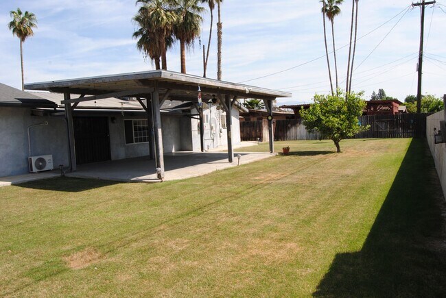 Building Photo - 8817 Butternut Ave