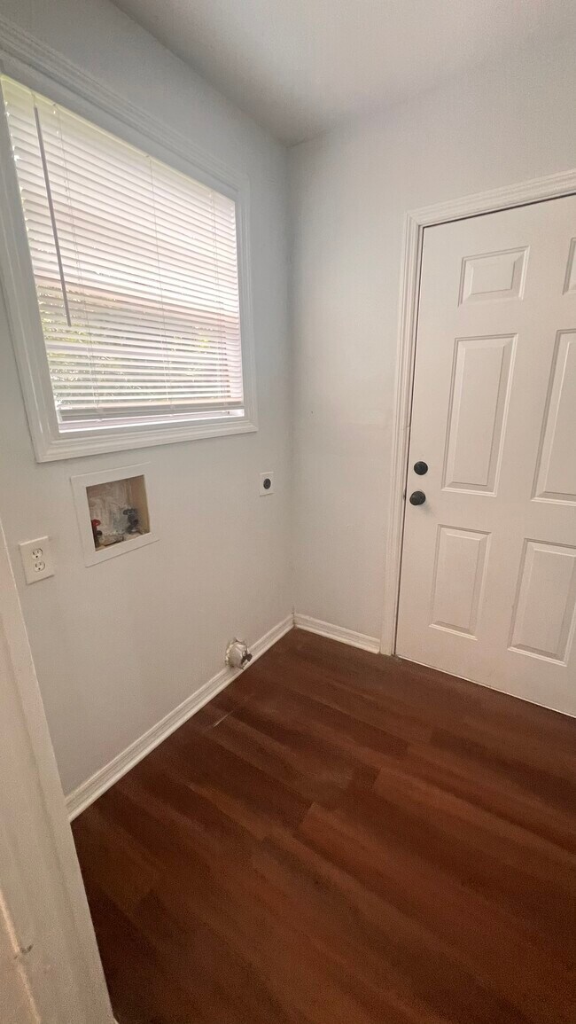 Building Photo - 1976 College Cir S