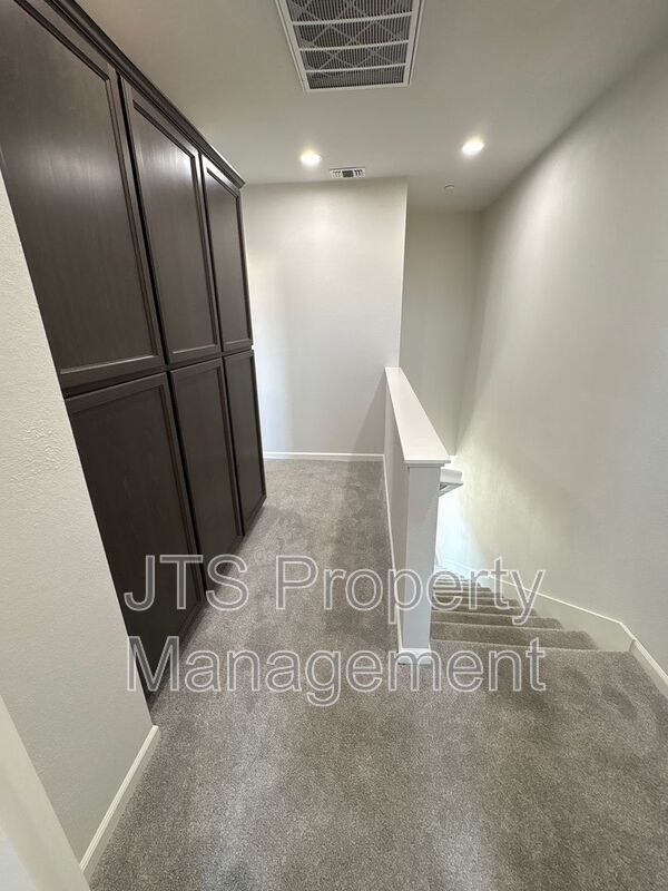 Building Photo - 5 Oak Manor Way