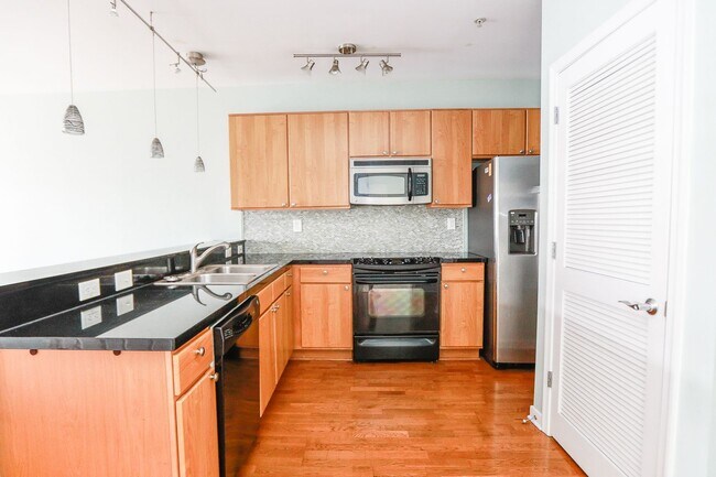 Building Photo - Downtown Norfolk Condo