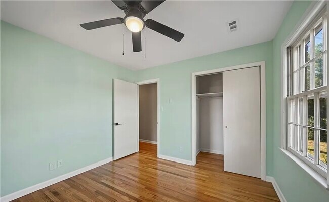 Building Photo - 2529 Sycamore St