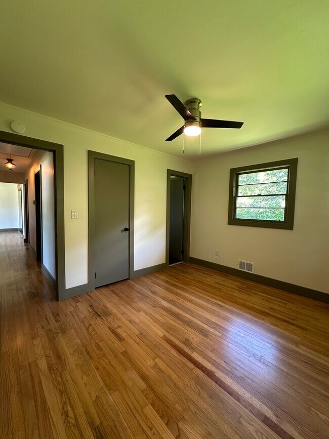 Building Photo - Updated 3 Bedroom House on the Eastside