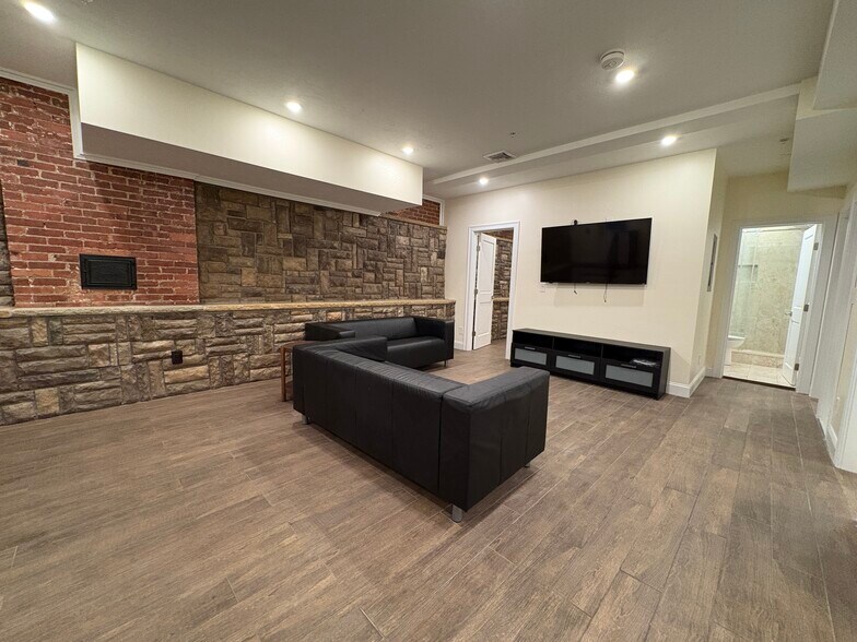 Building Photo - 1614 Beacon St