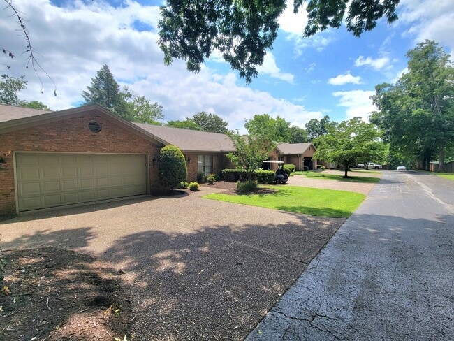 Building Photo - 406 Country Club Ln