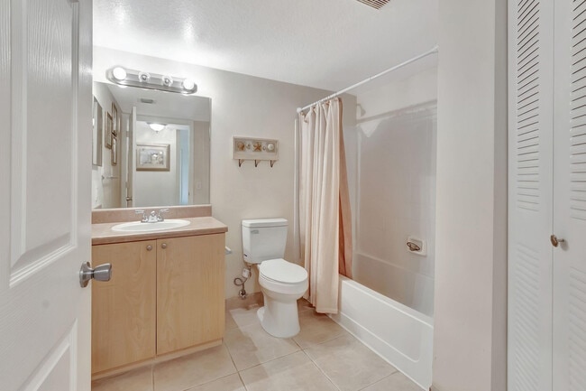 Building Photo - 923 Villa Cir