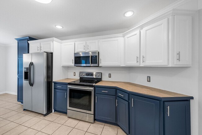 Building Photo - 3 Bedroom 3 Bath Pet Friendly Home For Ren...