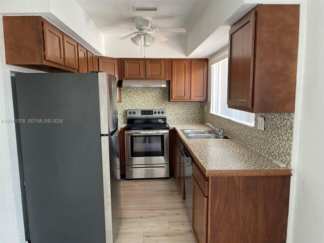 Building Photo - 2580 Coral Springs Dr