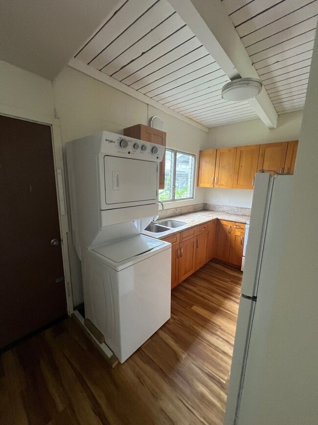 Building Photo - 2-bed 2-bath 1- parking Tropic Gardens Town House for rent!