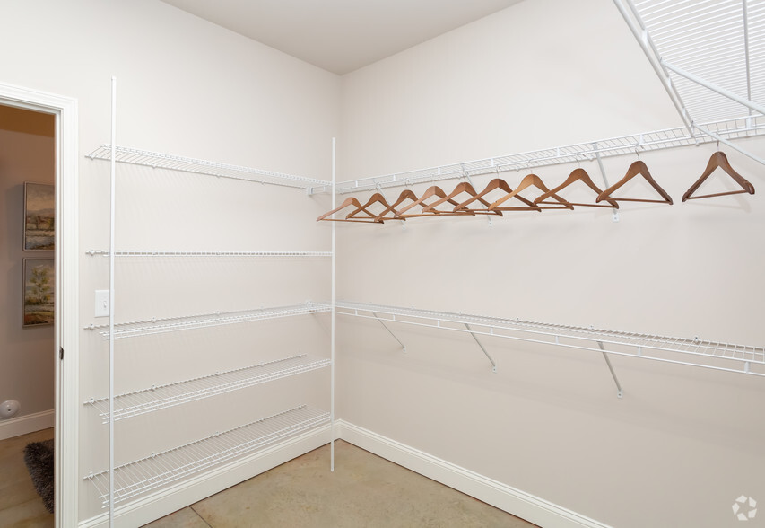 1BR, 1BA - 801sf A1H- Walk-In Closet - Comet Westgate